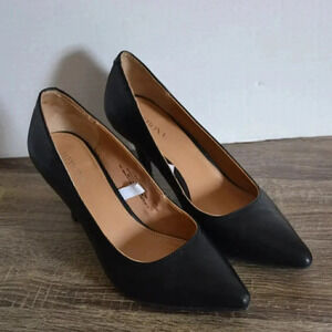 5/$25 Merona  Black Pumps